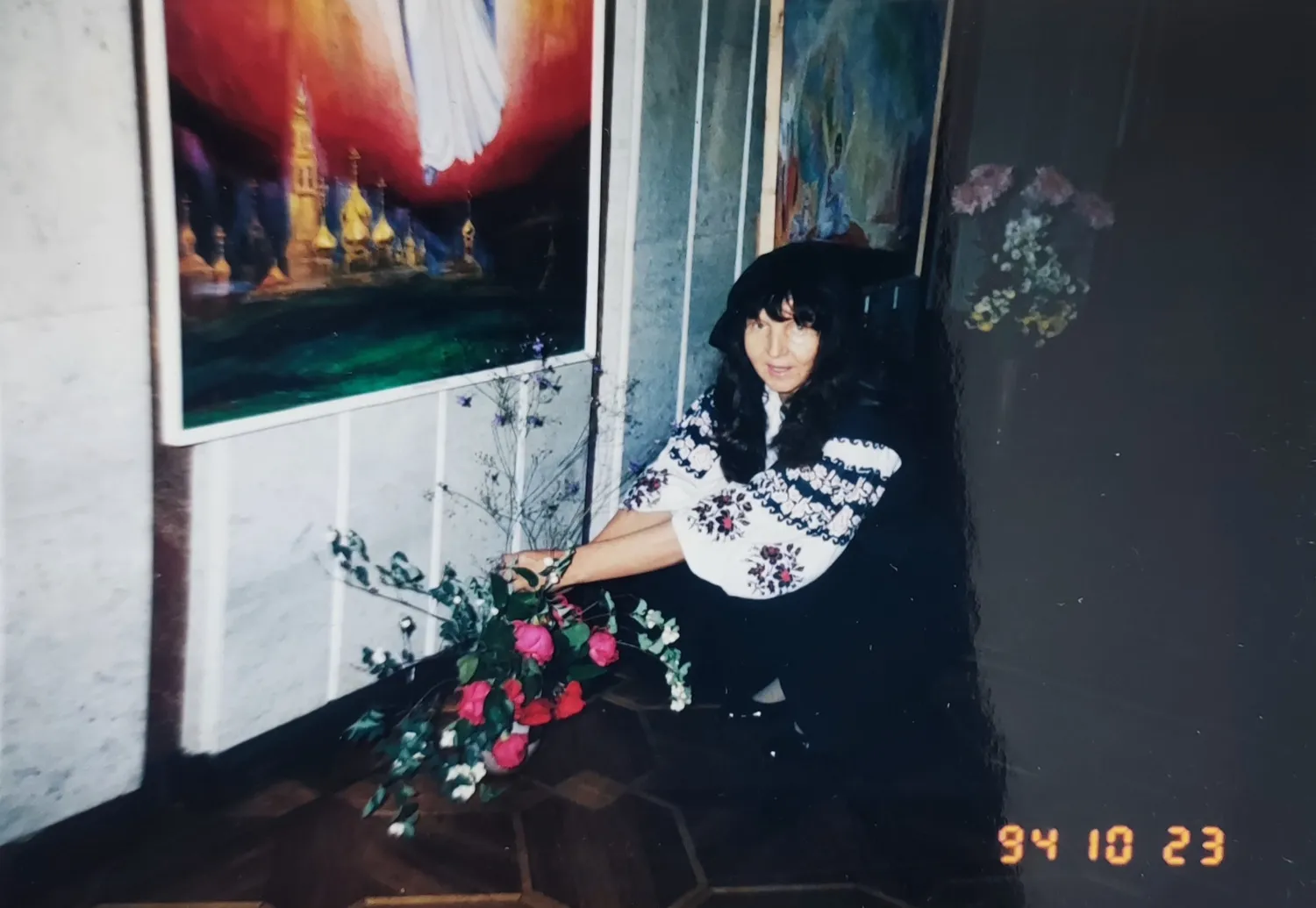 Vernisaj: flori lângă tablouri